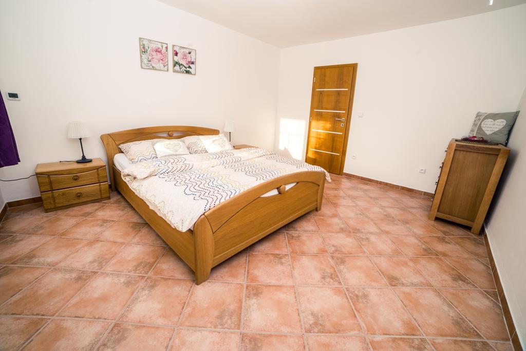 Apartmany U Orecha Boretice Exterior photo